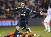 开云棋牌游戏-哈利伯顿爆发，快船硬仗取胜爵士，一场定义赛季的坚韧之战