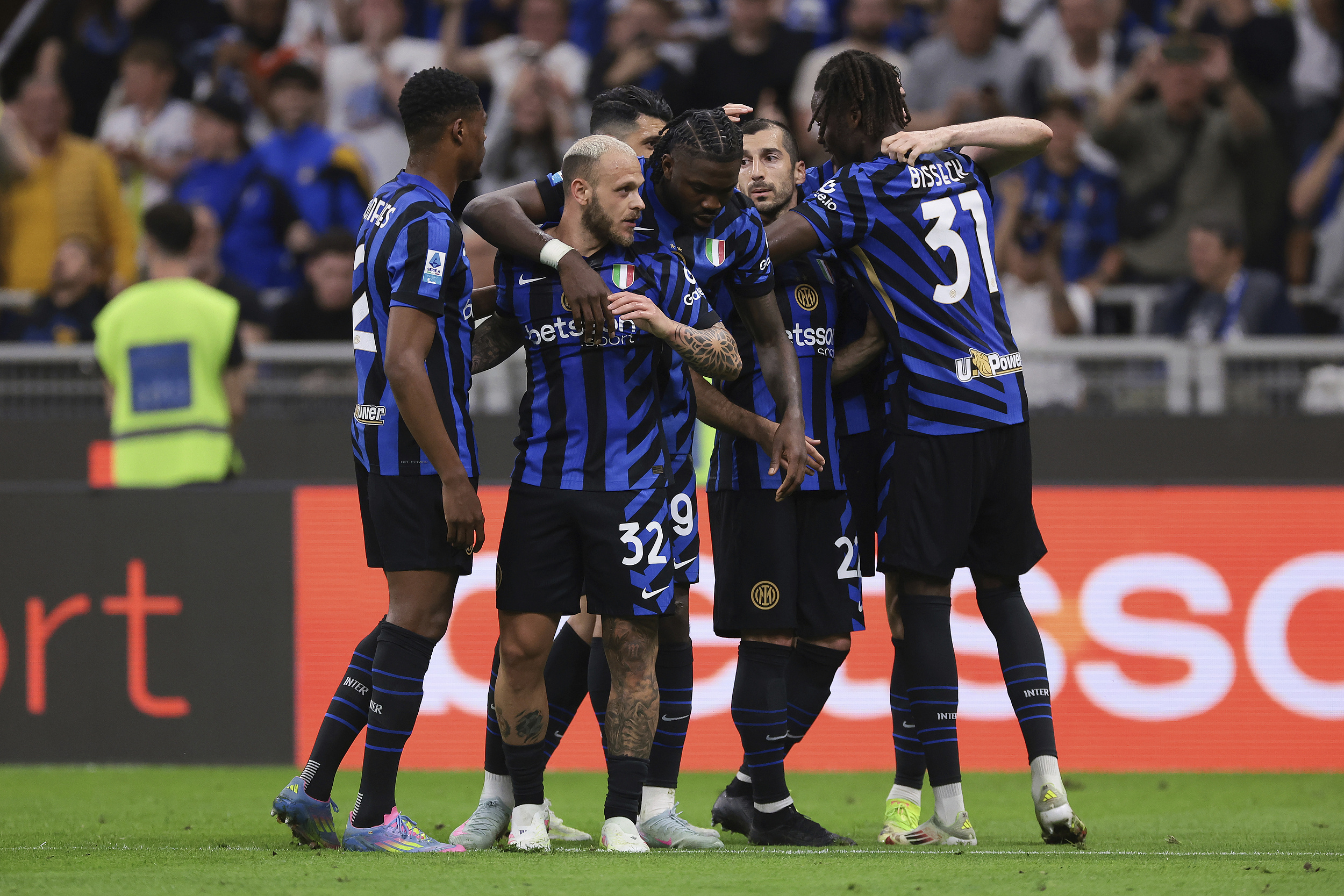 米兰球队举行赛季总结发布会